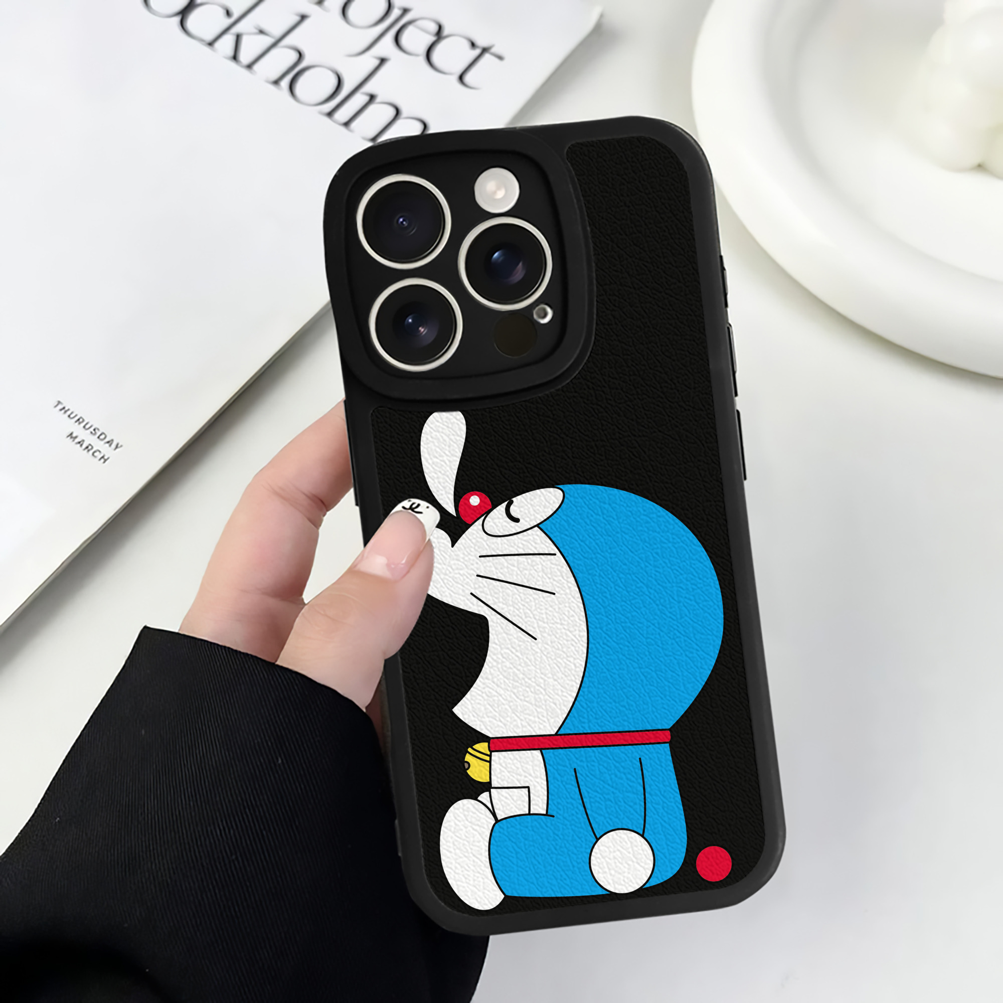 （画像用） ドラえもん Doraemon 【iPhone 16シリーズ対応】シリコンスマホケース（レザー調） 材質：シリコン